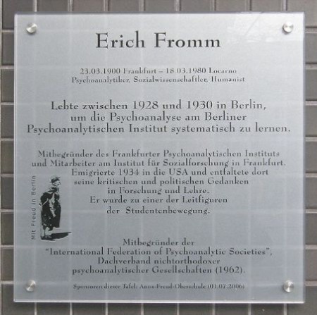 Berlin'de Erich Fromm için anma plaketi.